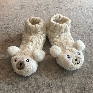 Cute bear face ivory size medium cable knit slippers. {1062}